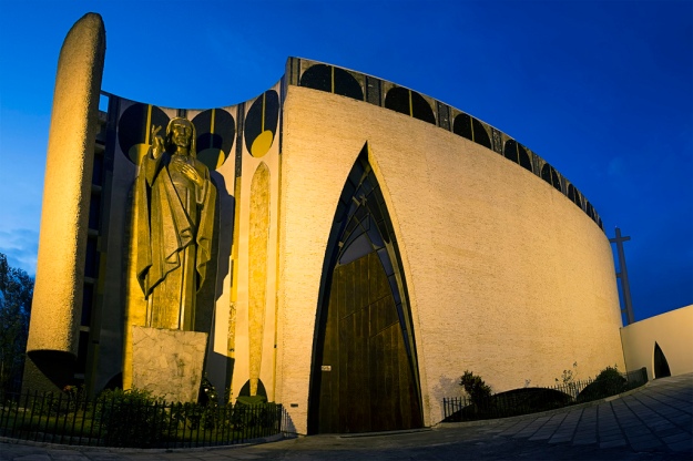 TERCER LUGAR: El Santuario Nacional Expiatorio de El Sagrado Corazón de Carlos Alvizures