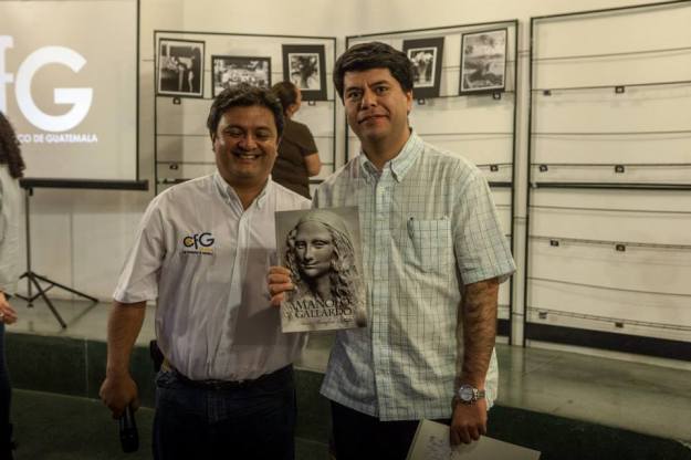 Roberto Alonzo (derecha) ganador del libro del maestro Manolo Gallardo